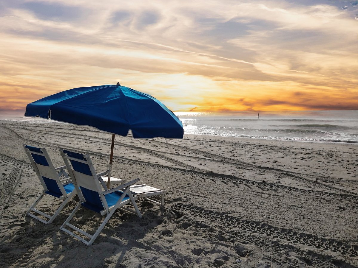 ThomasBeachFun's tweet image. If you could teleport anywhere right now... would it be your office chair or a beach chair?” 🏖😉
We thought so.
#WorkCanWait #ThomasBeachVacations #NorthMyrtleBeach