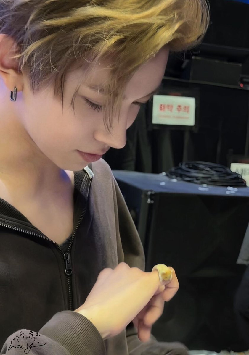 LHS01ACE's tweet image. look at him... he's so pretty 🥹🫶🏻