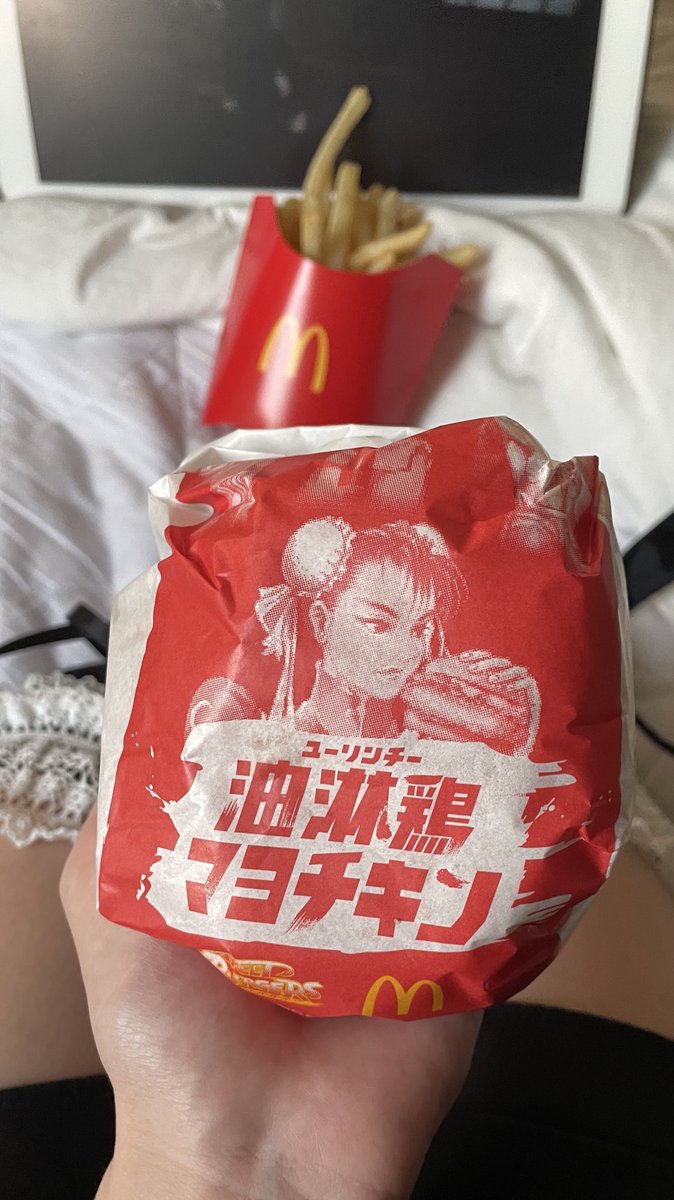 Today, I ate the Street Fighter sweet and sour chicken mayo sandwich while sitting in bed watching Markiplier between classes. True luxury 🖤😩
(I have midterms coming up)