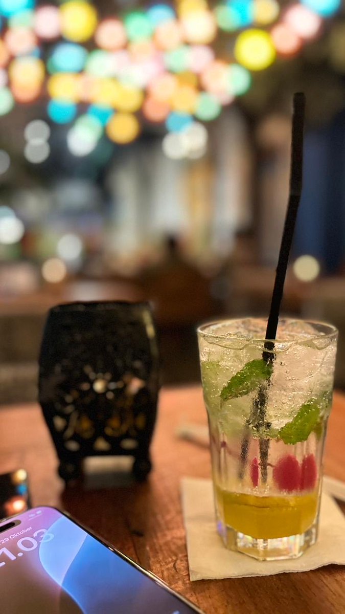 KONTEMPLASI

Dalam dunia yang sibuk mengejar kecepatan, doping terbaik bukan zat, tapi jeda—karena di sanalah jiwa menyalakan kembali tenaganya.