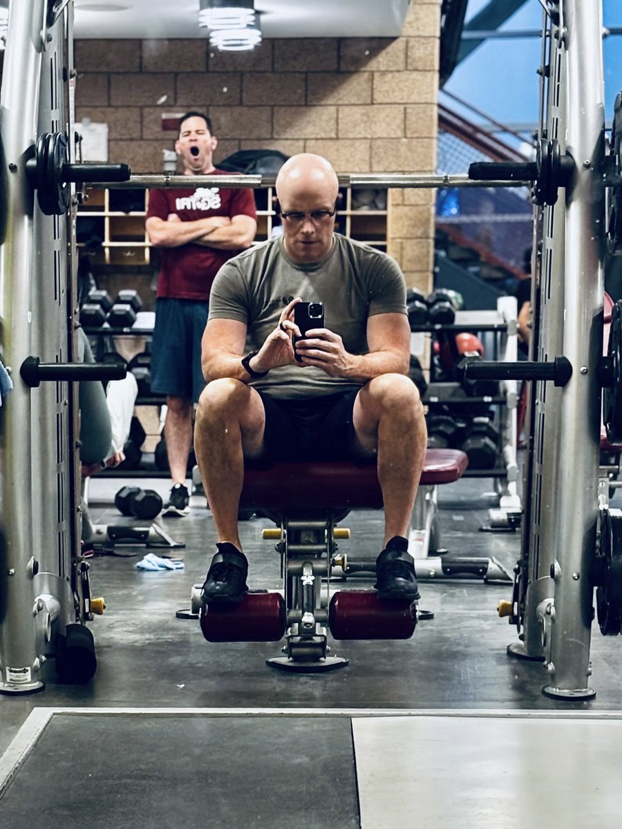 Next50Years's tweet image. Morning gym time… The best time. ✅🌅 I was tired, but apparently not as tired as the guy behind me. 😂 #gymbro #gymlife #getitdone
