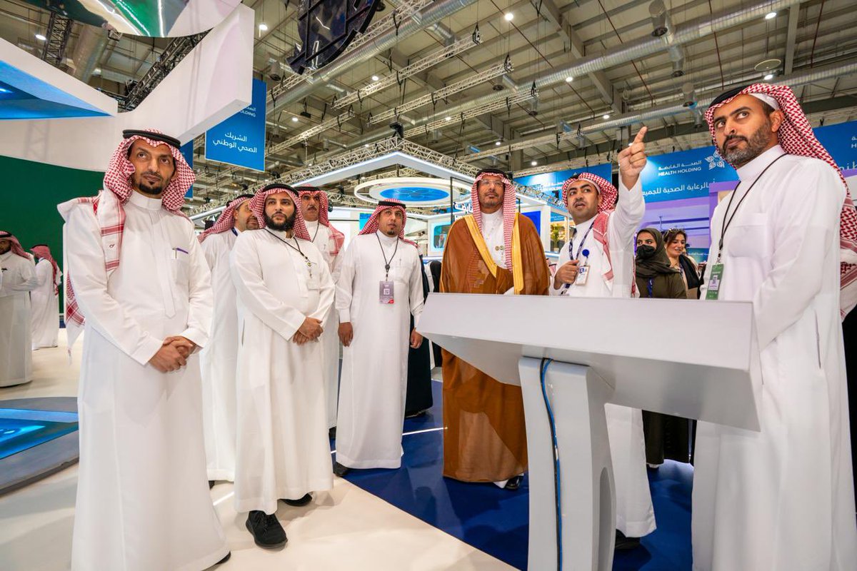 NGHAnews's tweet photo. زار معالي الدكتور ماجد الفياض، الرئيس التنفيذي لمستشفى الملك فيصل التخصصي ومركز الأبحاث، جناح الشؤون الصحية بوزارة الحرس الوطني ضمن فعاليات #ملتقى_الصحة_العالمي، حيث كان في استقباله عددٌ من قيادات الشؤون الصحية.

واطّلع معاليه خلال الزيارة على أبرز ما يقدمه الجناح من مبادرات وبرامج نوعية تعكس تميّز الشؤون الصحية وريادتها في منظومة الرعاية الصحية على المستويين الوطني والعالمي.

#MNGHA
#استثمر_في_الصحة
#GHE25