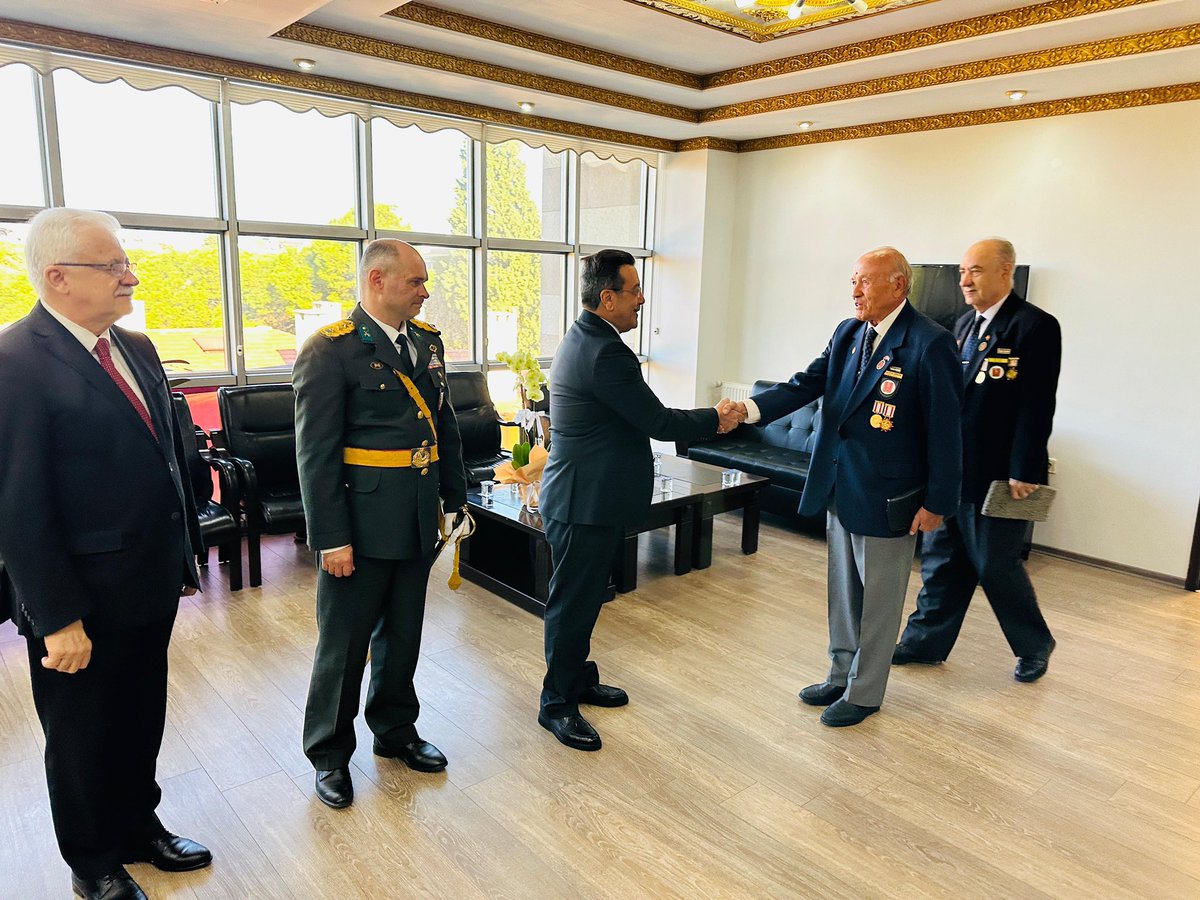 📍Burhaniye Kaymakamlığı 

29 Ekim Cumhuriyet Bayramı Tebriklerini Kabul Ettik.

#29EkimCumhuriyetBayramı🇹🇷