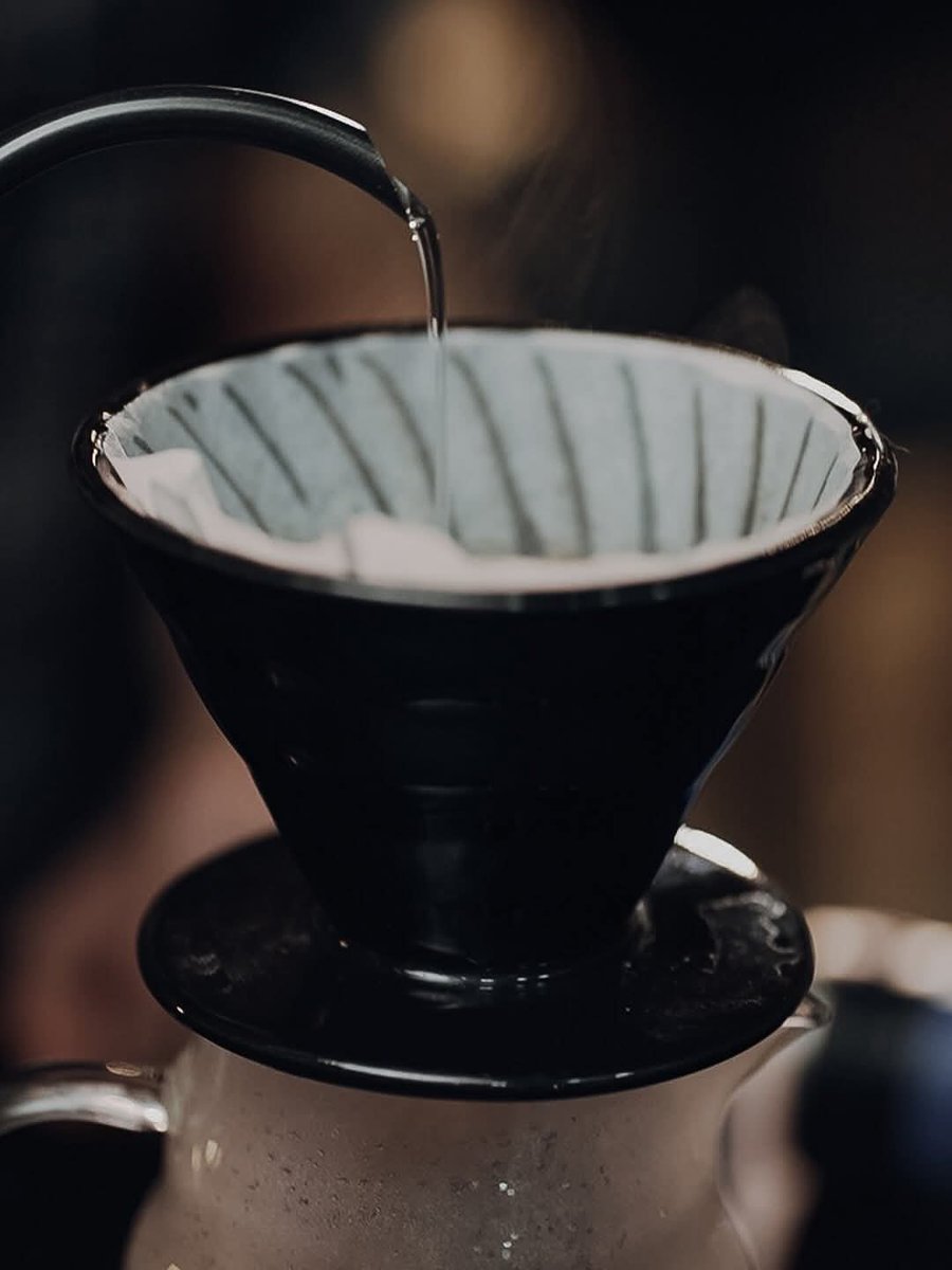 CoffeLaith's tweet photo. إنت من الناس اللي بتشرب قهوة عشان تفوق!؟
ولا بتاخدك لعالم تاني ..☕✨

كل فنجان في الليث كوفي معمول بدقّة وهدوء، كأن الوقت بيقف شوية عشان تستمتع بتفصيلة الطعم ..
مش مجرد قهوة ، تجربة فريدة بتسافر ب عقلك لمكان أبعد 💙

💬 جربها .. وهتفهم إحنا نقصد إيه😎

#قهوة #أسيوط #الليث https://t.co/EEXhkbxmVX