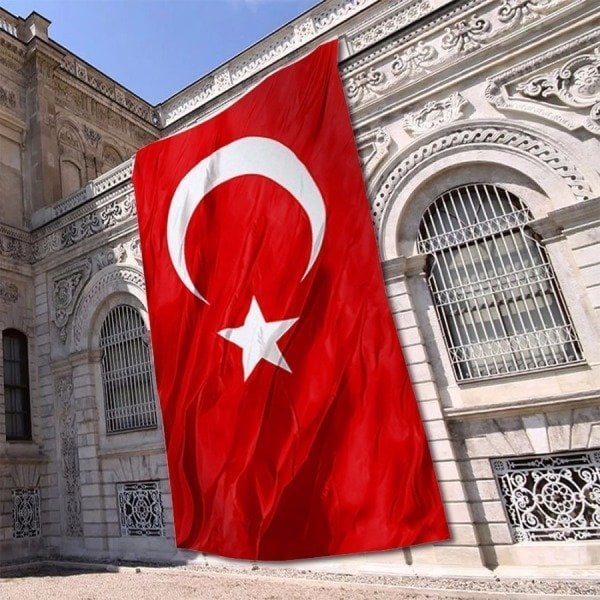 🇹🇷 SAİD NURSİ VE CUMHURİYET (KURTULUŞ) BAYRAMI 

🇹🇷   Müdür Bey! Size teşekkür ederim ki, kurtuluş bayramının bayrağını koğuşuma taktırdınız. Harekât-ı milliyede İstanbul'da, İngiliz ve Yunan aleyhindeki Hutuvat-ı Sitte eserimi tab' ve neşrile belki bir fırka asker kadar hizmet