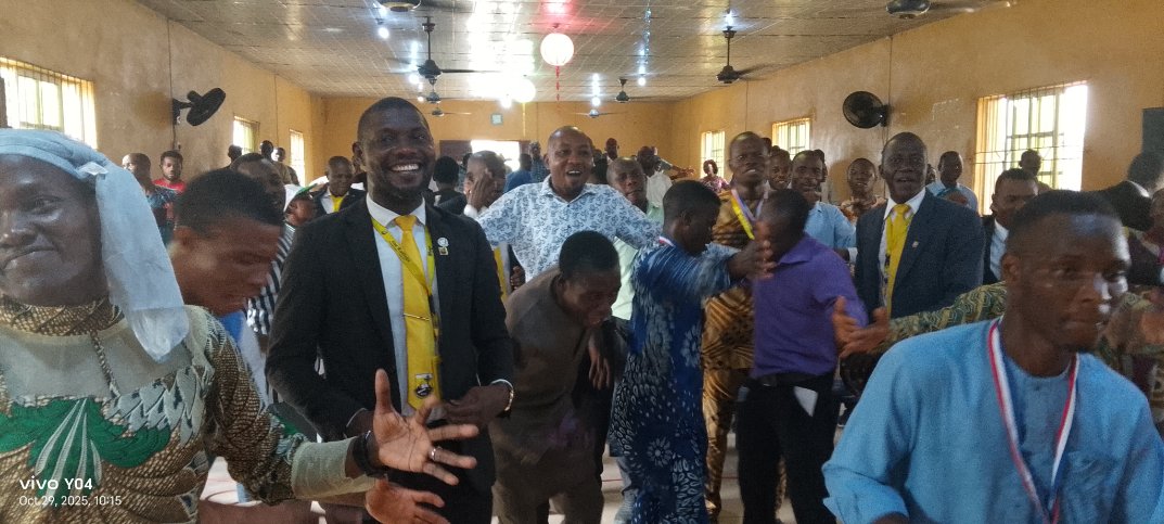 BLagos97096's tweet photo. Today's chapel praise session was dedicated to give thanks to The Lord for all He has done in the college. https://t.co/jyQoUs0GCA