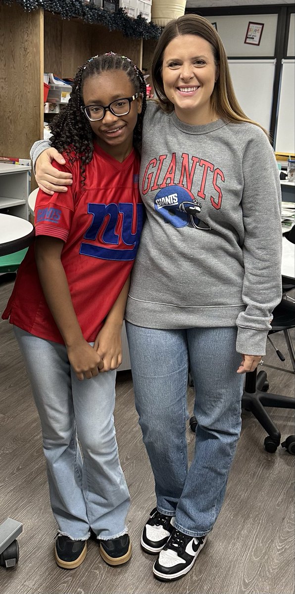 Found a few Giants fans this morning for team spirit day! #happeningathowell #redribbonweek