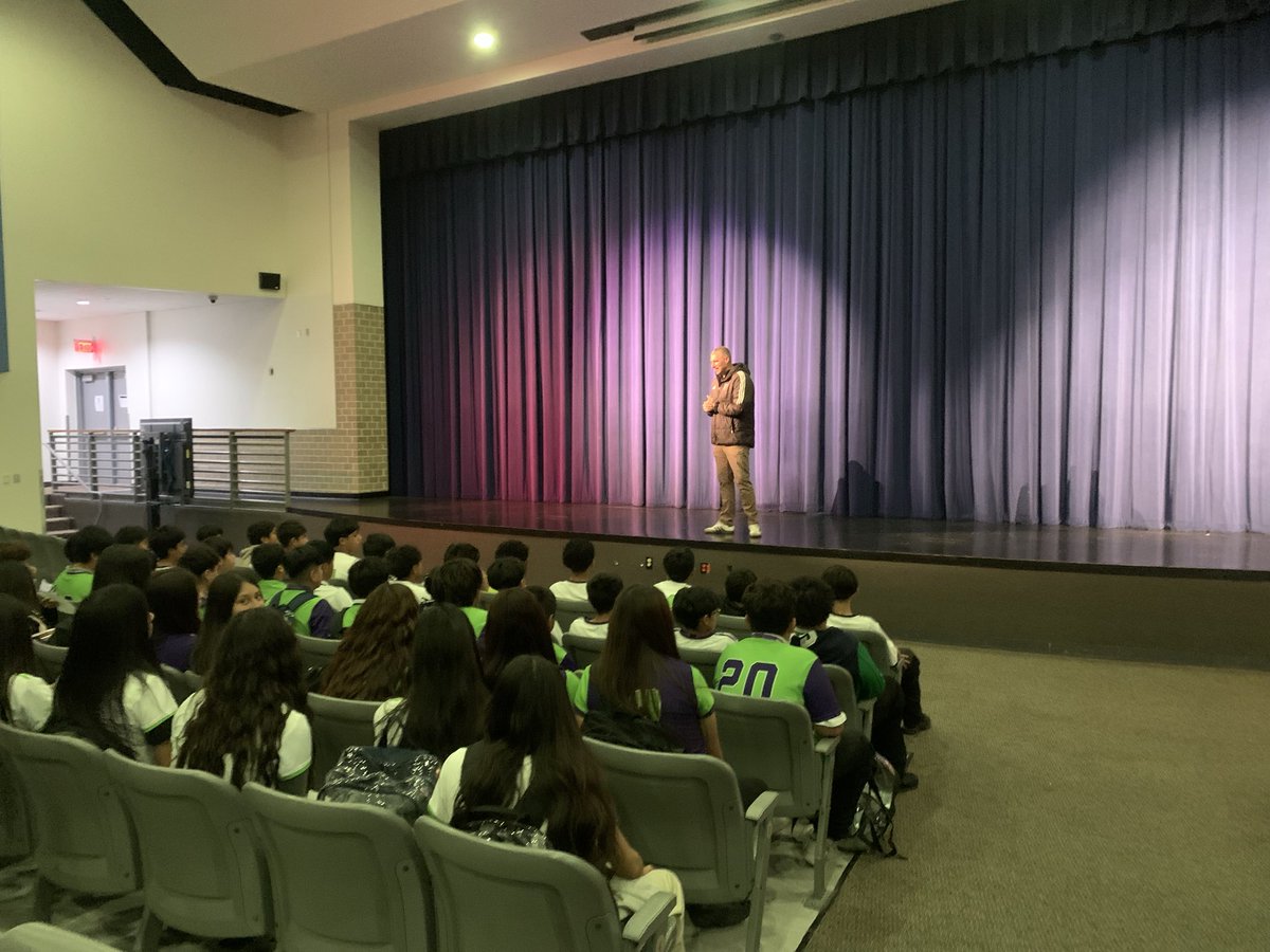 FC Dallas Kenny Cooper kicking off #MedranoJrHigh Principal for a Day with our Lady Eagles and Eagles soccer teams! 💚💜🦅 <a href="/SoniaLoskot/">Dr. Sonia Loskot</a> #PFAD