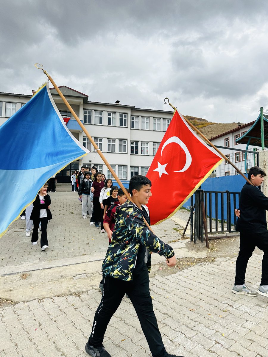 YedisuYBO's tweet photo. Cumhuriyet, geçmişin en büyük mîrâsı; geleceğin en sağlam dayanağı. Özgürlüğün, eşitliğin ve umudun simgesi olan Cumhuriyetimizin 102. yılı kutlu olsun. 🇹🇷 https://t.co/Lyo1yKs1Dy