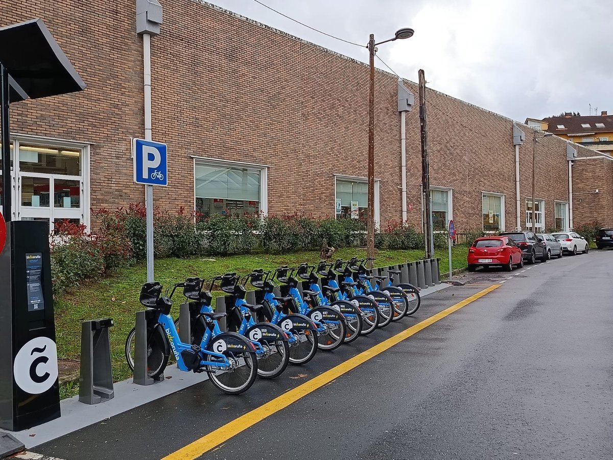 Este mércores o Concello da Coruña puxo en funcionamento a base de BiciCoruña de Palavea (Estación ID #75) que conta cun soporte solar para uso máis eficiente dos recursos enerxéticos do servizo.

Tamén dende hoxe está funcionando a de Pedralonga. 🚲🚲