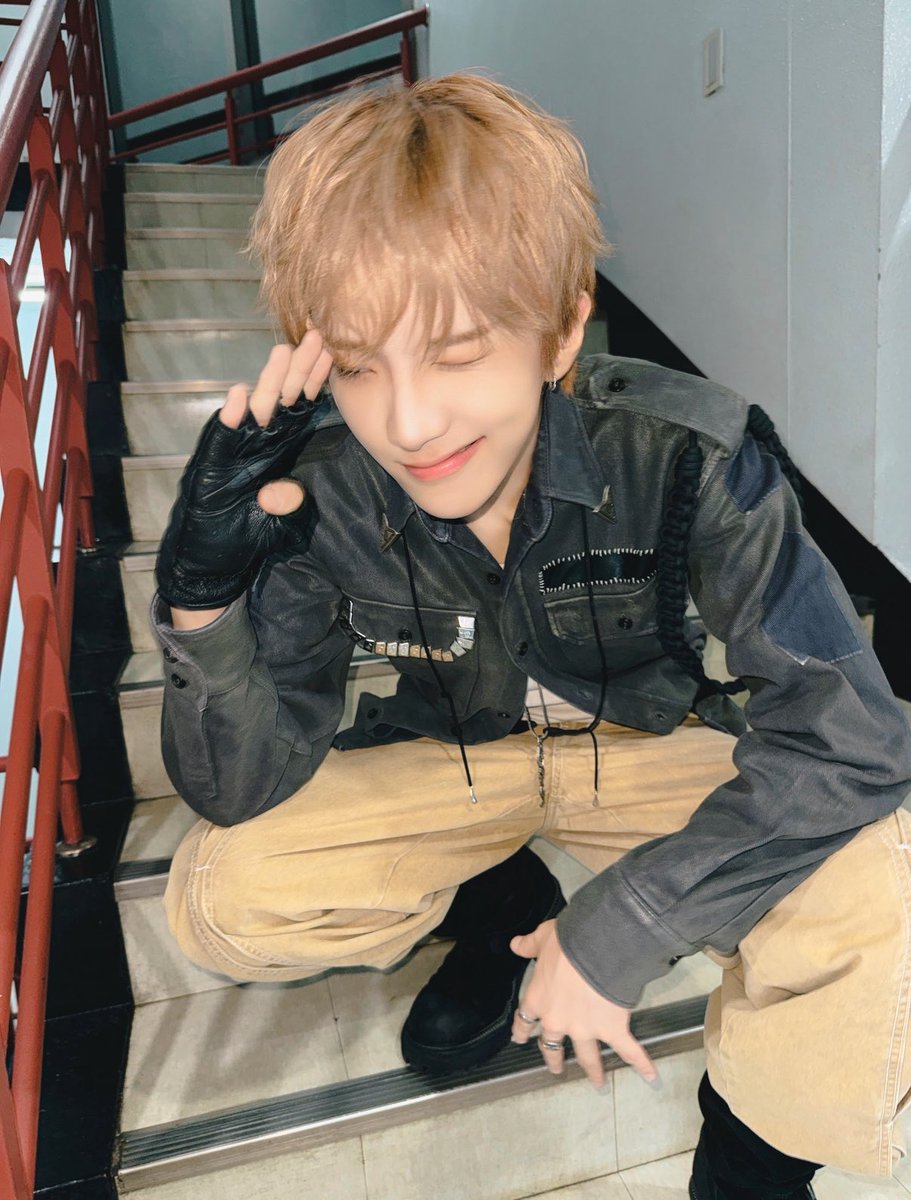 18 y.o Kim Woonhak tweet media