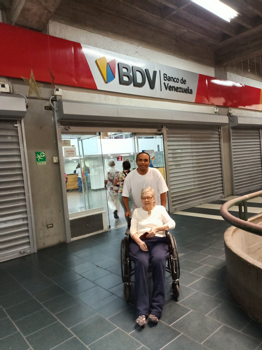 Hoy llevé por 4ta vez a la Sra María a la agencia del Banco de Venezuela en San Martín. Ella actualmente no tiene tarjeta 💳 y su huella 🫆 ya no le pasa, entonces ha sido una odisea para poder sacarle su tarjeta. Cada vez que vamos, nos dicen lo mismo: vengan después. Les he...