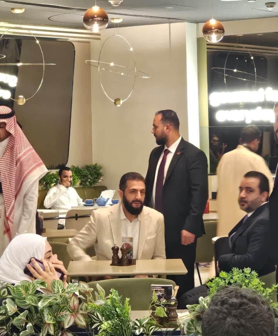 SaudiNews50's tweet photo. الرئيس السوري أحمد الشرع في أحد مقاهي العاصمة #الرياض. 

- https://t.co/JTe2M5E1lX