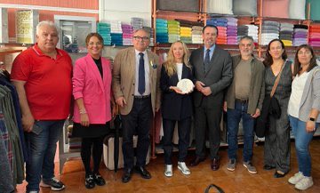 coopetidor's tweet photo. Un verdadero orgullo estar cerca de nuestros empresarios y autónomos de MURO que cuidan nuestras tradiciones y velan por la empresa familiar y los auténticos valores del comercio de proximidad.
La distinción #Emblematics reconoce el esfuerzo de las primeras, segundas, terceras generaciones…de comercios y negocios locales con fuerte arraigo.
Un programa que impulsamos desde @adr_balears como motores de nuestra economía local y regional.
🔹Cas Trinxeter (cuchillería)
🔹Fils (mercería)
🔹Forn Cal Rei
🔹Forn i Pastisseria Can Moroto
🔹Galletes Gori de Muro
🔹Gaspar Bou (ropa)
🔹Imprempta Muro
🔹Tapicerías Carrió
🔹Mobles Soler
🔹Forn Can Segura
https://t.co/w7JbXkSx6v