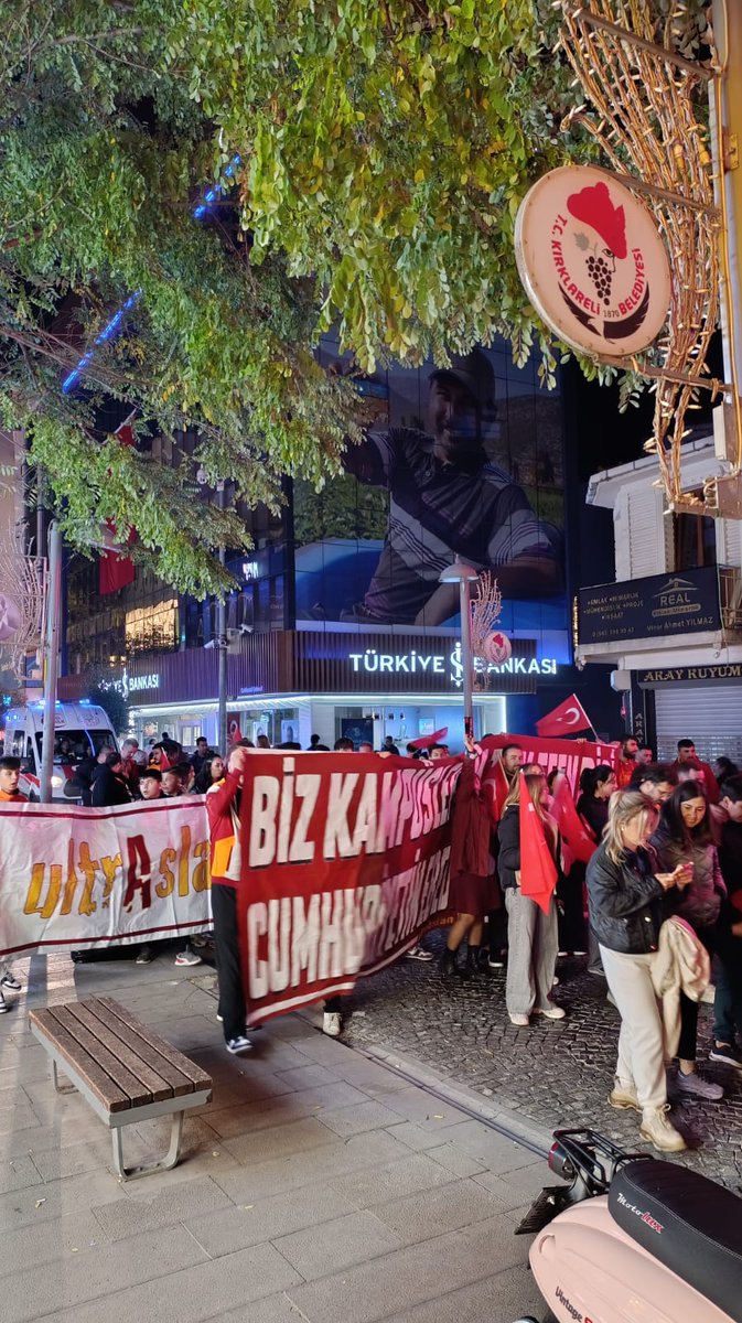 Cumhuriyet'imizin 102. yılı için düzenlenen yürüyüşe üniversiteli ve liseli kardeşlerimizle beraber katıldık. "Benim naçiz vücudum elbet bir gün toprak olacaktır, ancak Türkiye Cumhuriyeti ilelebet payidar kalacaktır." Mustafa Kemal Atatürk.

#uAYurtiçi #uAKırklareli #ultrAslan