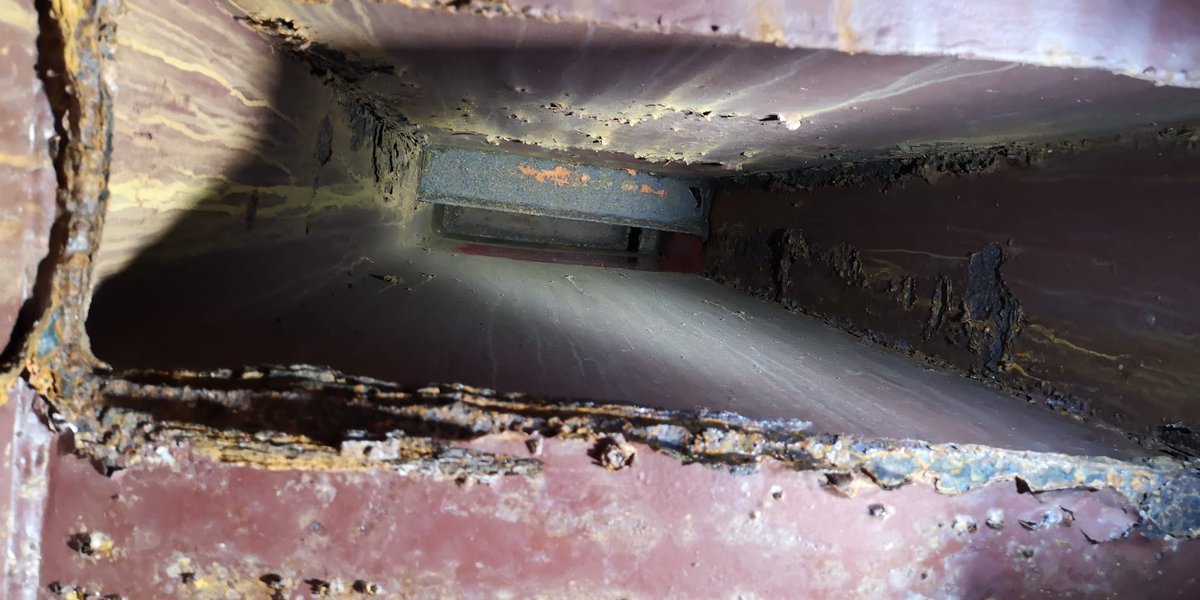 EisbrecherJ's tweet image. In  Vorbereitung der Werftzeit gibt's eine  "Bestandsaufnahme", hier der Stb-Krängungstank. Der wurde seit  mindestens 20 Jahren nicht mehr befahren. Das letzte Bild zeigt  den Belüftungsschacht hoch zum Seitengang.
#Eisbrecher #Stephan #Jantzen #Stadt #Hafen #Rostock #Ostsee