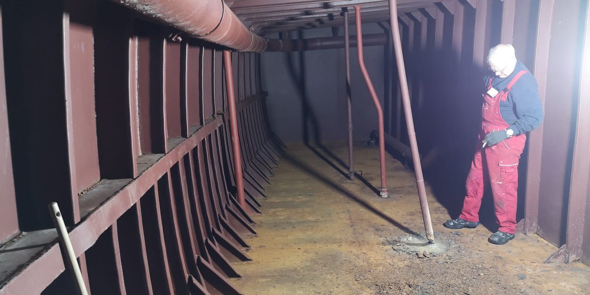 EisbrecherJ's tweet image. In  Vorbereitung der Werftzeit gibt's eine  "Bestandsaufnahme", hier der Stb-Krängungstank. Der wurde seit  mindestens 20 Jahren nicht mehr befahren. Das letzte Bild zeigt  den Belüftungsschacht hoch zum Seitengang.
#Eisbrecher #Stephan #Jantzen #Stadt #Hafen #Rostock #Ostsee