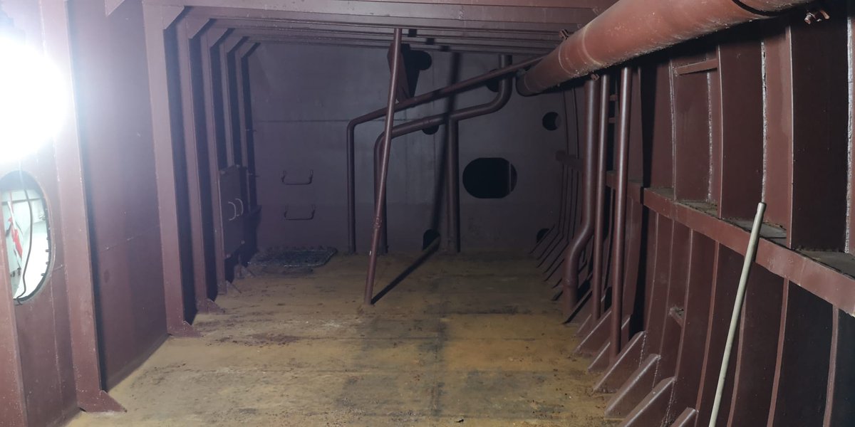 EisbrecherJ's tweet image. In  Vorbereitung der Werftzeit gibt's eine  "Bestandsaufnahme", hier der Stb-Krängungstank. Der wurde seit  mindestens 20 Jahren nicht mehr befahren. Das letzte Bild zeigt  den Belüftungsschacht hoch zum Seitengang.
#Eisbrecher #Stephan #Jantzen #Stadt #Hafen #Rostock #Ostsee