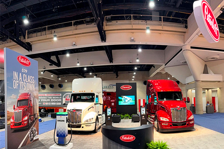 .<a href="/PeterbiltMotors/">Peterbilt Motors Co.</a>  mostró en la conferencia de la  <a href="/TRUCKINGdotORG/">American Trucking</a>   soluciones de transporte por carretera que ayudan a que las flotas funcionen de manera más eficiente con un rendimiento confiable

 🔗 tinyurl.com/rxm5jne4

#MagazzinedelTransporte #PACCAR