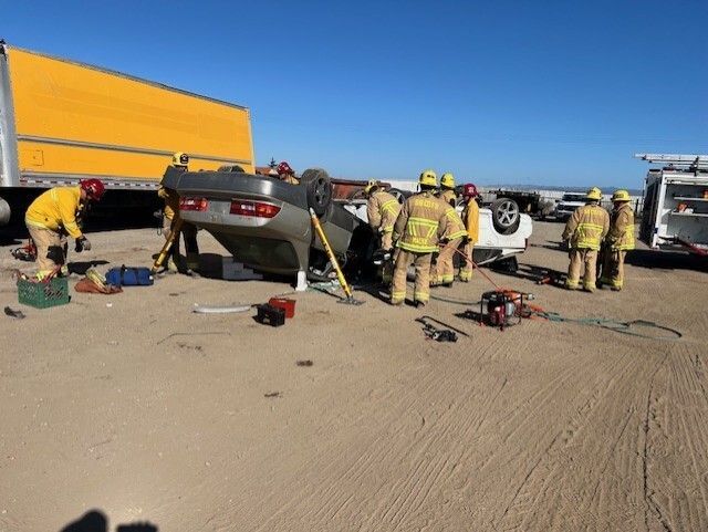 PIOSBCFireInfo's tweet image. Teamwork in action! 🚒
Santa Barbara County Fire and Santa Maria Fire teamed up for auto extrication training — practicing vehicle stabilization, rescue techniques, and learning each other’s equipment to better serve our communities together.