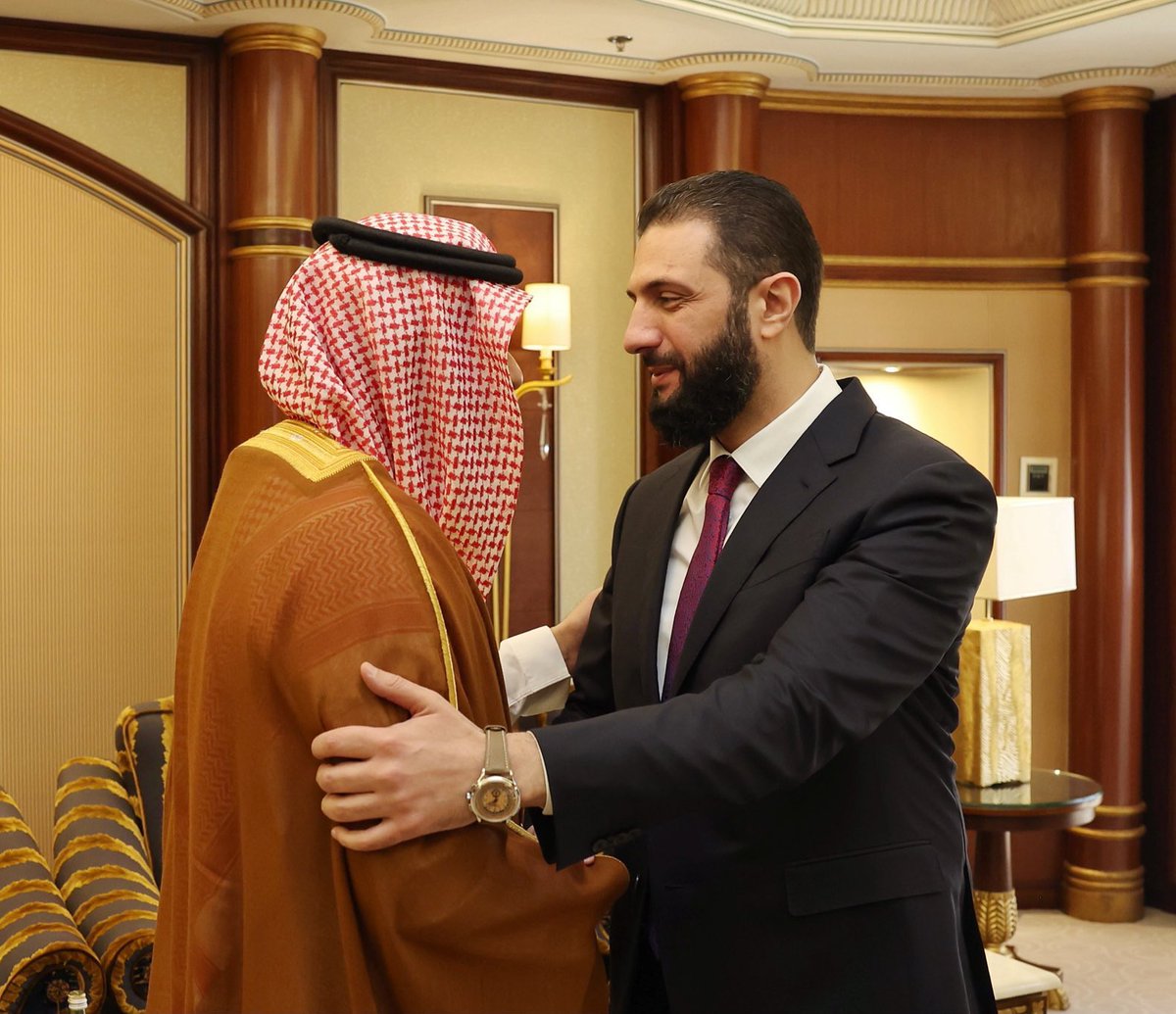 World_watchs's tweet photo. فخامة الرئيس السوري احمد الشرع يرتدي ساعة باتيك فيليب وورلد تايم كرونوغراف فلايباك ستيل 5935A 

سعرها 292 الف ريال https://t.co/UUAgfVZayv