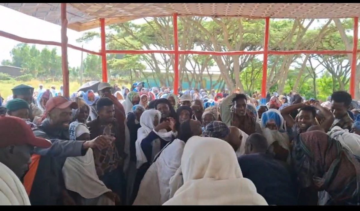 MuleFeTg's tweet photo. እስከ መቼ ??? 🖤💔

" ላለፉት ሁለት ዓመታት ማለትም ከ2016 ዓ.ም መስከረም 02 ጀምሮ  እስከ  2017 ዓ.ም  ድረስ ያለማቋረጥ በወረዳው ከ115 በላይ ምእመናን የተገደሉ  ሲሆን  27  ኦርቶዶክሳዉያን  ደግሞ አሁንም  ድረስ  ታግተው  ያሉበት አይታወቅም፤

በግድያ  ያላበቃው  መከራና  ስቃይ  በሽርካ  ወረዳ  ብቻ  በዘጠኝ  ቀበሌዎች  በሺዎች የሚቆጠሩ  ኦርቶዶክሳዉያን ተፈናቅለዋል፤

በወረዳው  ካሉ 37 አብያተ ክርስቲያናት ውስጥ ከ16 በላይ የሆኑት አገልግሎት የማይሰጡ መሆናቸውንና  ከእነዚህም  መካከል 3ቱ  መሉ በሙሉ ተዘርፈዋል፤

#የኦርቶዶክሳዉያን  መገደል  እንዲቆም  ለሀገረ ስብከቱና ለመንግሥት  አካላት  በተደጋጋሚ ሪፖርት ቢደረግም  ምላሽ  እያገኙ  አለመሆናቸውን  ያነሱት  ነዋሪዎቹ  በዚህም አካባቢው በከፍተኛ ስጋት ውስጥ ይገኛል፤

በሀገረ ስብከት ደረጃ ለተፈናቀሉት ወገኖች ድጋፍም  ሆነ ማጽናኛ  ለማደረግ ጥረት አልተደረገም፤

እየደረሰ ያለው  የሰው ሕይወት እልፈት ፣ መታገትና የንብረት ውድመት ችግር እልባት አንዲያገኝ  የቅድስት ቤተ ክርሰስቲያን ምን ነገር አላደረገችም። "