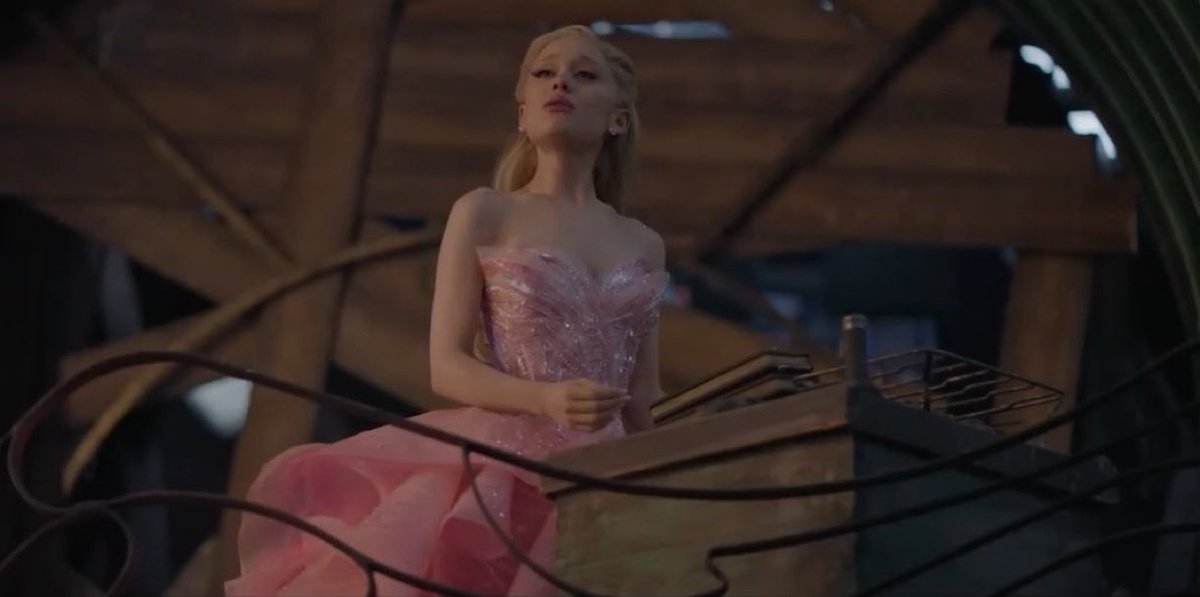 s2mu5l's tweet image. right so the grimmerie is gonna be opening for glinda at the end of the movie FOR SURE, look at this new clip shown of the book opening it has to be the same clip of glinda atop the emerald city remembering elphabas dg moment
