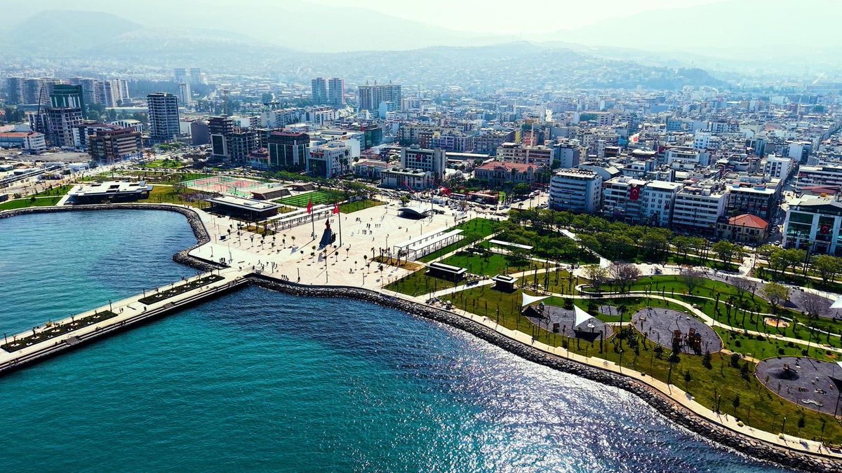 MTalhaKeles's tweet photo. Temel atma töreninde oradaydım. 

Iskenderun harika bir sahil şeridine kavuştu.

Murat Kurum sadece konutların ayağa kalkması için değil şehirlerin ihya edilmesi ve yaşanılabilir yerler olması için ciddi bir çaba sarf ediyor. Günlük telaşın içerisinde gözümüzden kaçıyor ama deprem bölgesinde hakikaten ezberleri bozan işler yapılıyor.

Aradan yıllar geçtiğinde Murat bey depremden etkilenen 11 ilde hep iyi anılacak. Çok çalışkan, çok dertli bir devlet adamı. Kıymetini bilmek gerek…