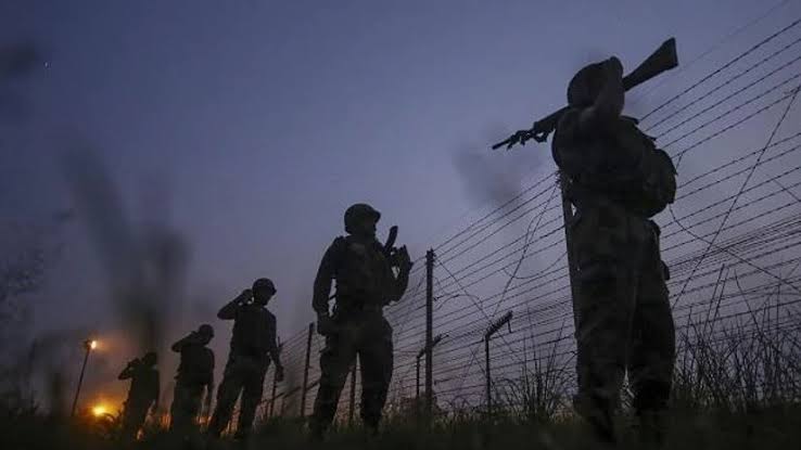 بریکنگ 🚨 پاک بھارت لائن آف کنٹرول (LOC) پر اس وقت شدید گولہ باری کا تبادلہ جاری ہے۔ صورتحال کشیدہ، دونوں جانب سے فائرنگ کی اطلاعات۔