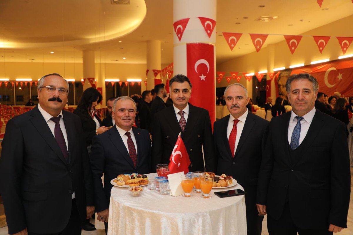 İl Millî Eğitim Müdürümüz Sayın Mehmet Fatih Vargeloğlu, yöneticilerimizle birlikte 2️⃣9️⃣ Ekim Cumhuriyet Bayramı kutlamaları kapsamında Valimiz Sayın Muammer Erol’un ev sahipliğinde gerçekleştirilen 2️⃣9️⃣ Ekim Cumhuriyet Bayramı Resepsiyonu'na katıldı.

#Cumhuriyet102Yaşında 🇹🇷