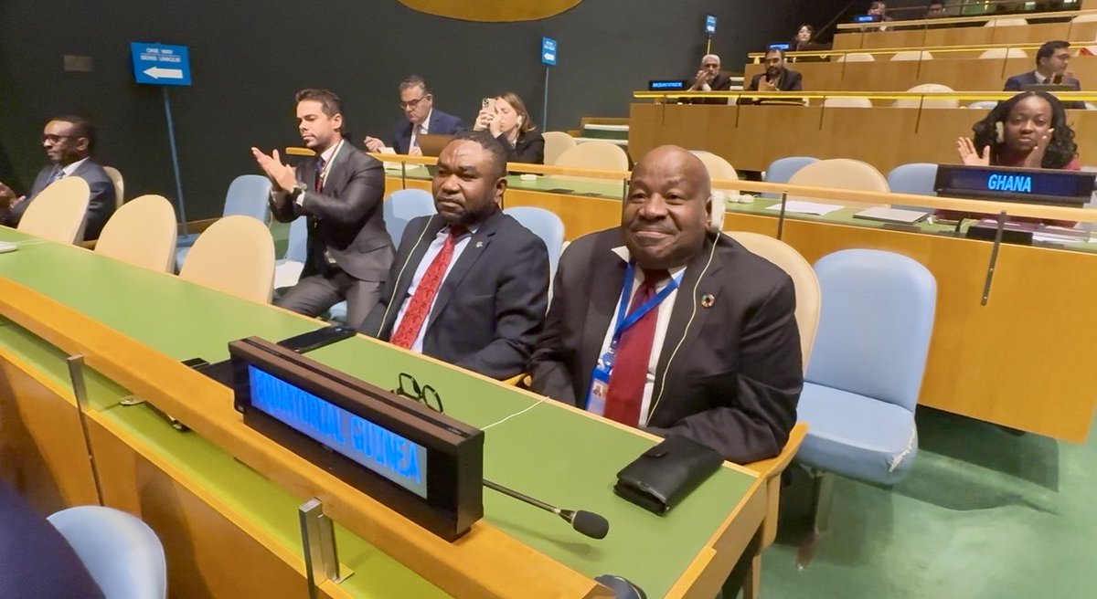 La ONU pide por trigésima tercera vez el fin
del Embargo de EE. UU. a Cuba con Voto Mayoritario. La delegación de Guinea Ecuatorial, fue encabezada por el Excmo. Sr. D. Anatolio Ndong Mba, acompañado
por el Embajador y Representante Permanente adjunto Juan Mbomio Ndong
Mangue.