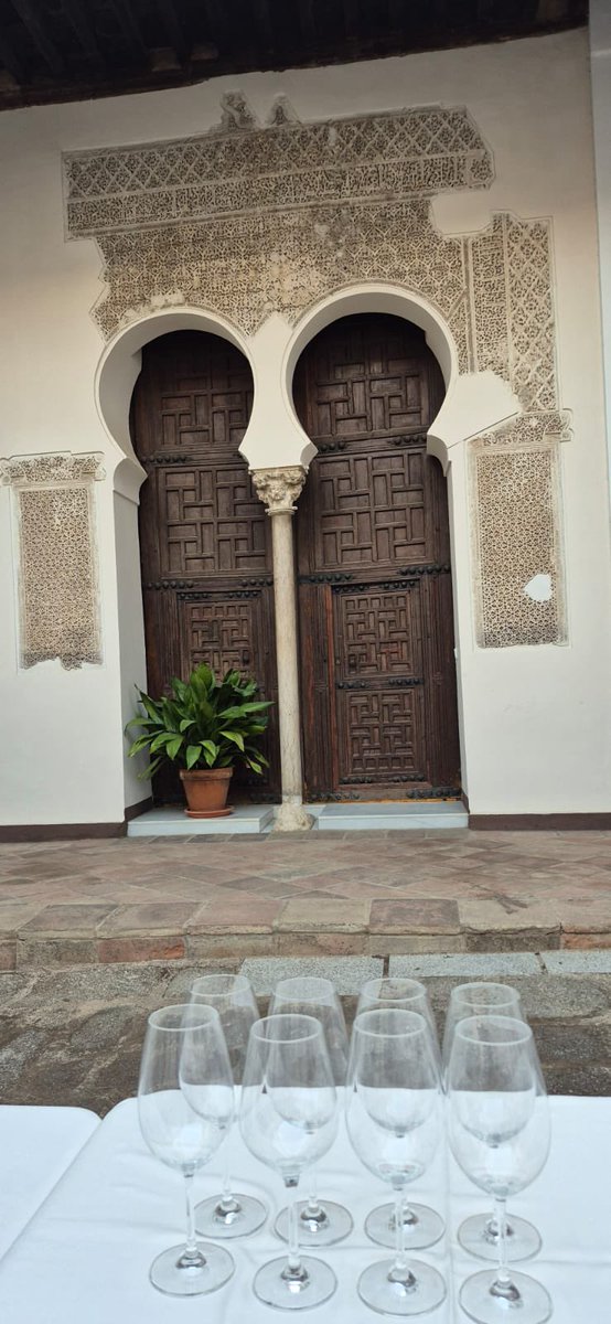 Hemos saldado una cuenta que teníamos pendiente. Hemos podido hacer una cata en un monasterio. Y en uno de los más importantes por historia, importancia y riqueza, el Convento de Santa Clara la Real. Un lujo de lugar, de visita de la mano del que más sabe y un lujo de vinos