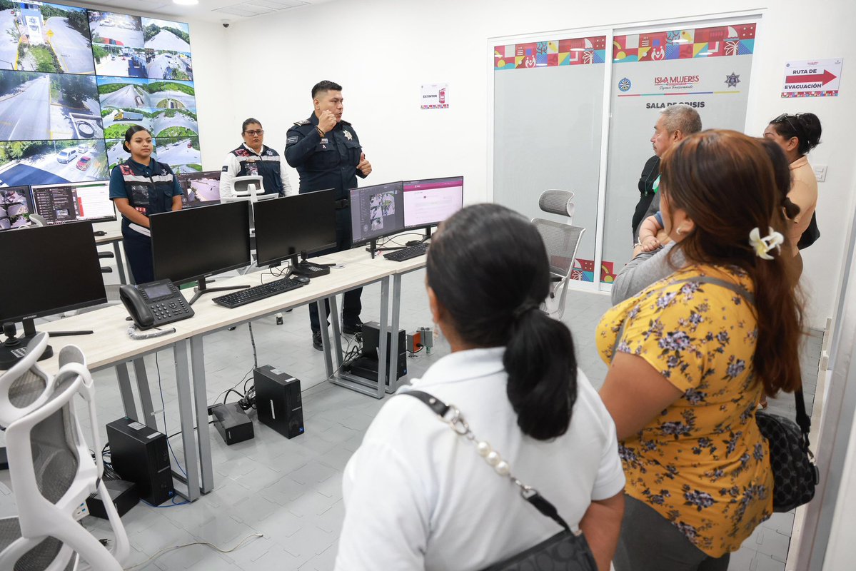 En nuestro Miércoles con la Gente, desde el C2 de Costa Mujeres, además de escuchar, dialogar y atender a los isleños, hoy tuvieron la oportunidad de conocer este complejo de seguridad y constatar que el dinero del pueblo regresa al pueblo con obras transformadoras como esta.