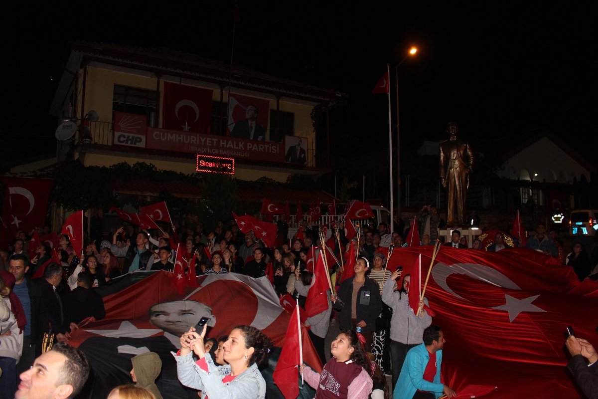 ibradi_k's tweet photo. 29 Ekim Cumhuriyet Bayramı fener alayı, Kaymakamımız Sayın Berk ACAR, Belediye Başkanı Sayın Hatice SEKMEN, protokol ve vatandaşlarımızın katılımıyla gerçekleşti. Ardından İbradı Belediyesi konseriyle Cumhuriyetimizin 102. yılı coşkuyla kutlandı. https://t.co/L9DrSQAqUD