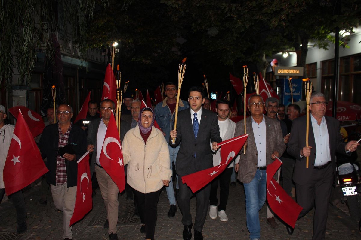 ibradi_k's tweet photo. 29 Ekim Cumhuriyet Bayramı fener alayı, Kaymakamımız Sayın Berk ACAR, Belediye Başkanı Sayın Hatice SEKMEN, protokol ve vatandaşlarımızın katılımıyla gerçekleşti. Ardından İbradı Belediyesi konseriyle Cumhuriyetimizin 102. yılı coşkuyla kutlandı. https://t.co/L9DrSQAqUD