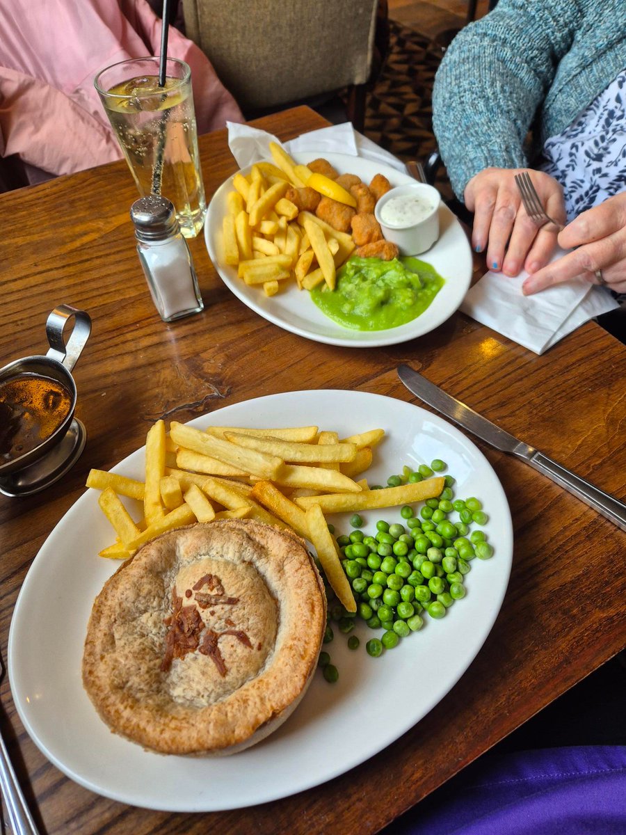 CedarCourtHome's tweet image. We have had a very busy week. Ellie came to sing with her guitar on Tuesday, while today was spent heading out to lunch and singing with Margo. We have loved every minute #BusyWeek #SingingFun #DaysOut #Daytrips