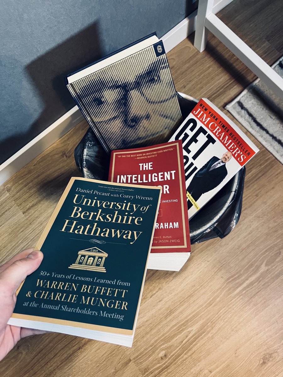 em013L's tweet image. $PLTR Palantir at ATHs and about to break $200

P/e 658x, P/s 148x
Half a trillion market cap