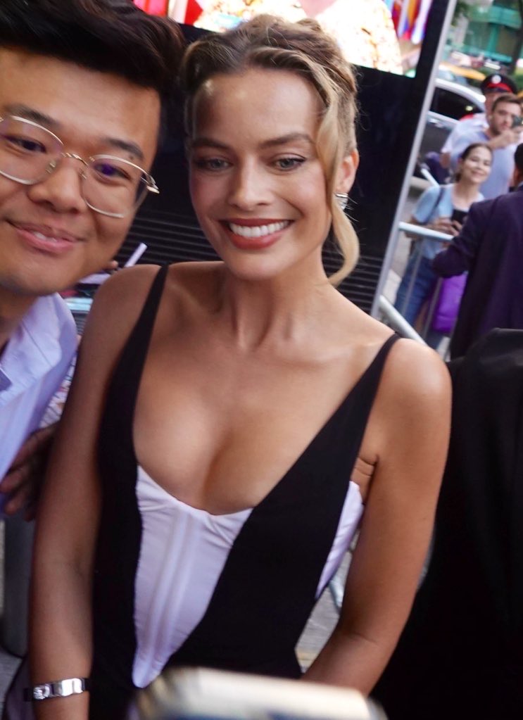 filesmargot's tweet image. margot robbie in real life.