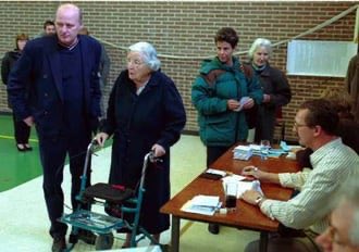 Het Koninklijk Paar, de vermoedelijk troonopvolger en de vorige Koning(in) gaan gewoonlijk niet ter stemgang. Dit om te benadrukken dat zij boven de partijen staan. Koningin Juliana echter maakte voor en na haar koningschap wel gebruik van haar stemrecht. 

📸 Nat. Ar./Telegraaf