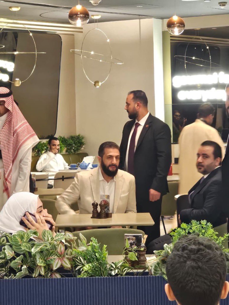 alrougui's tweet photo. الرئيس السوري أحمد الشرع في أحد مطاعم الرياض قبل قليل https://t.co/9nB9qBbThX