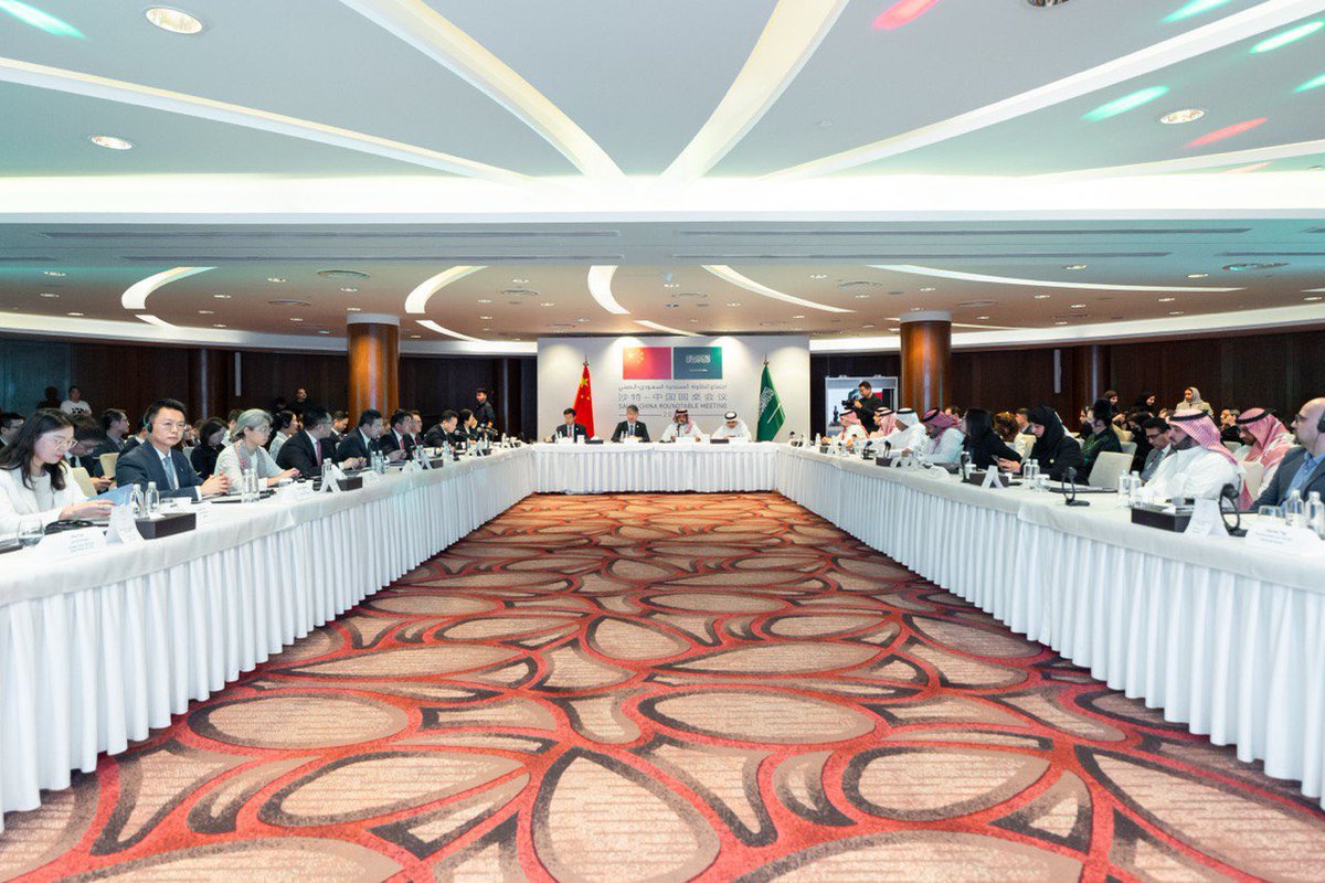 نظّمت #وزارة_الاستثمار  بالتعاون مع المجلس الصيني لتعزيز التجارة الدولية، اجتماع الطاولة المستديرة السعودي–الصيني، بمشاركة أكثر من 200 شركة من الجانبين، لبحث الفرص الاستثمارية المشتركة في القطاعات الحيوية وتعزيز الشراكات بين المستثمرين السعوديين والصينيين.