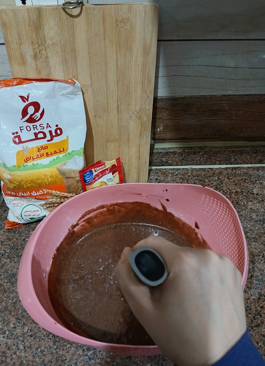 إحدى طُرقي المفضلة لمقاومة ثقالة الحياة هي خبز الكيك