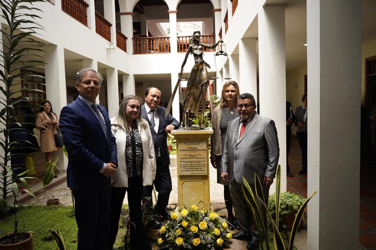 CorteSupremaJ's tweet photo. #MemoriaEnLasRegiones #40Años
Como parte de los actos de conmemoración del Holocausto del Palacio de Justicia en Santa Rosa de Viterbo, se develó una escultura y en un acto especial jueces de la región suscribieron la Declaración de Principios de Ética Judicial de Colombia. https://t.co/tqh7RMa1m6