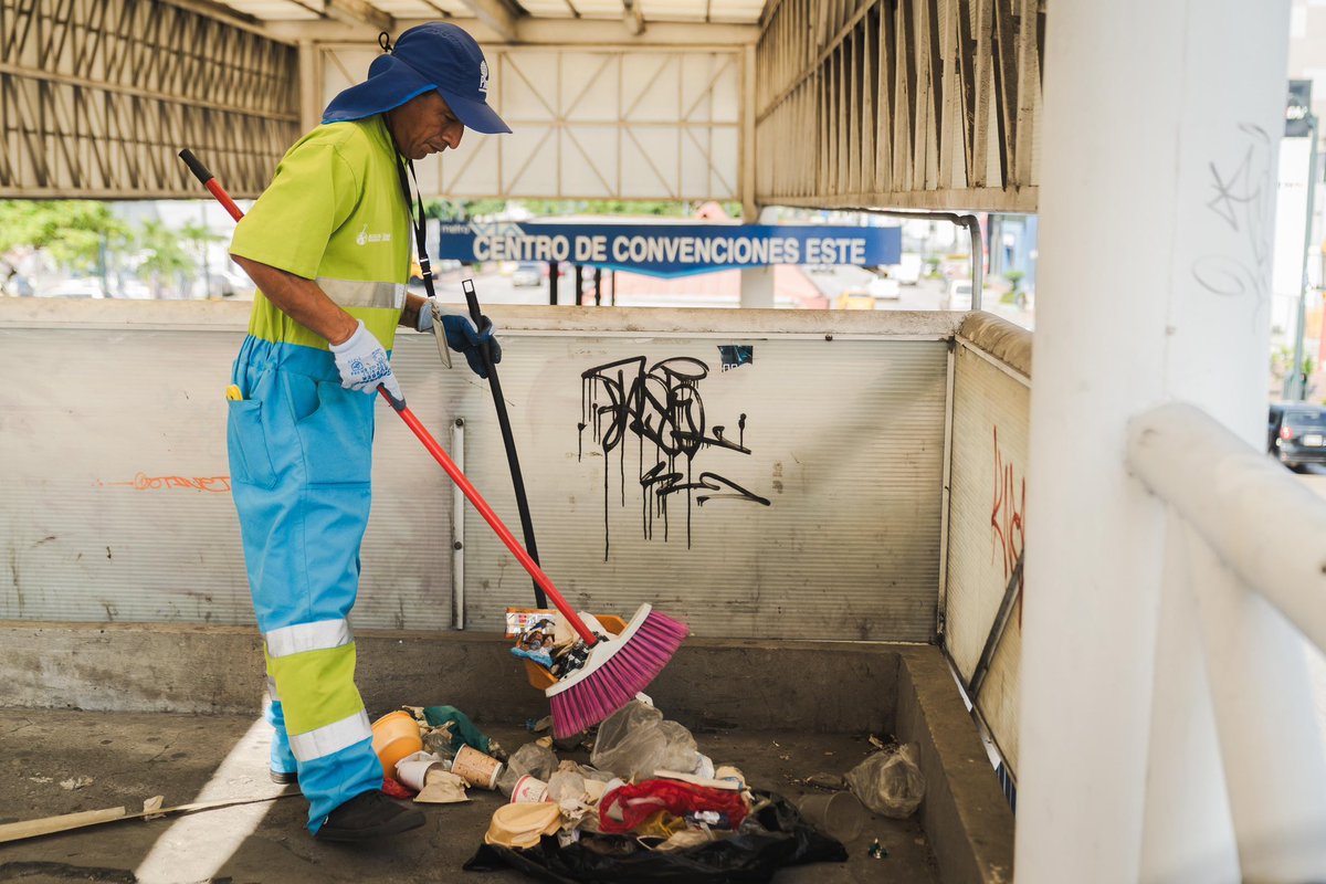 aquilesalvarez's tweet photo. Cada parada, cada terminal, se limpia y desinfecta para que los miles de guayaquileños que usan la Metrovía diariamente viajen seguros y tranquilos.

Más de 250 personas trabajan desde temprano y hasta la noche para que los andenes, pasamanos y bancas estén siempre en buenas condiciones.

Cuidar la Metrovía es un trabajo compartido. El Municipio pone el esfuerzo diario, pero también depende de nosotros tenerla limpia y en buen estado. Solo así podremos mantener la dignificación del transporte público que hoy ya empieza a recuperar el lugar que merece en Guayaquil.

#ConstruyendoLaCiudadDeTodos