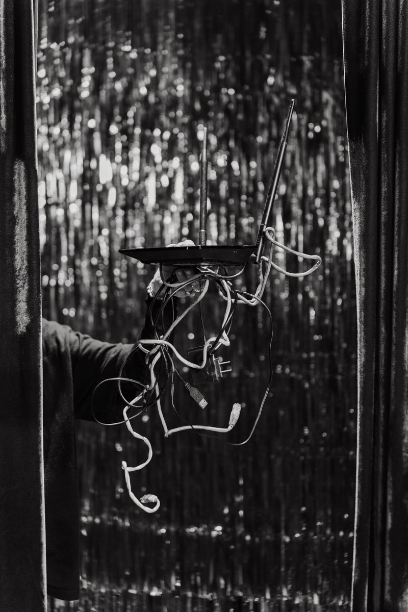 En Halloween, todos hablan de fantasmas, vampiros y brujas…
 Pero nosotros decidimos hablar de los verdaderos monstruos.
 Esos que no viven en cuentos, sino en los call centers, los contratos imposibles y las promesas que se esfuman con la señal.
Porque sí, lo sabemos: hacemos