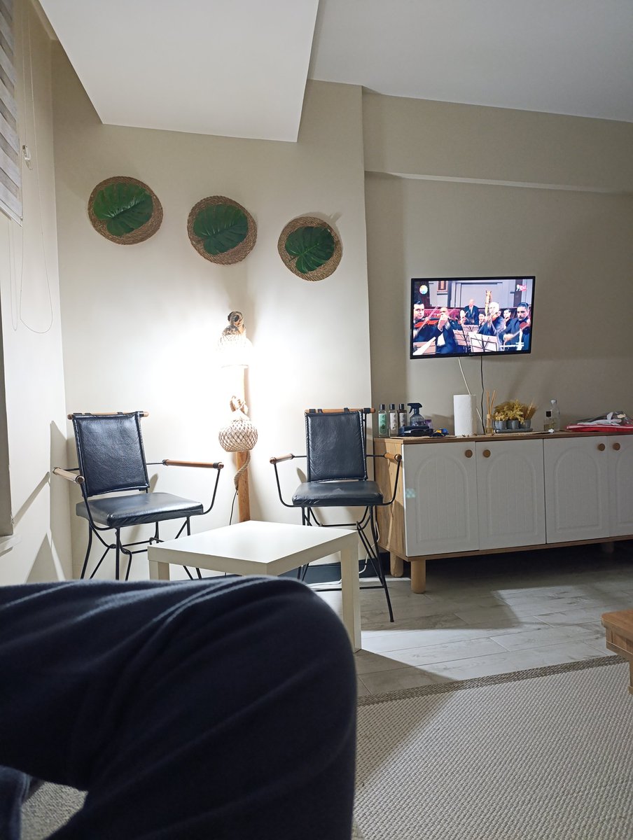 Bar sandalyelerinin ayaklarını kestim ve çağa ayak uydurdum, artık alkol değil ayran içicem ahhajajaj