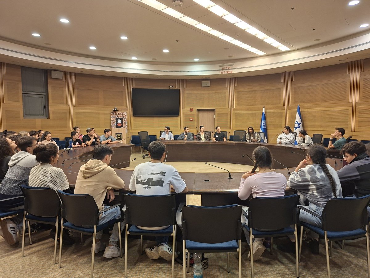 ברקע סערת הפטור מגיוס - הגיעו היום לכנסת תלמידי המכינה הקדם צבאית גוונא - ליוצאי החברה החרדית.
כאן בפגישה עם ח"כ פנינה תמנו-שטה, שבעלה עשה כבר מעל 400 ימים בעזה.