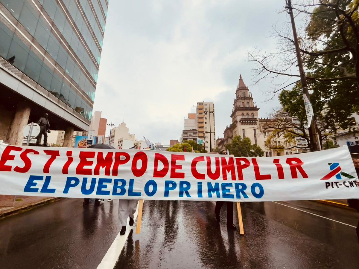 PITCNT1's tweet photo. 📢PARO GENERAL Y MOVILIZACIÓN 📢 

 ¡ES TIEMPO DE CUMPLIR!

Compartimos imágenes de la multitudinaria movilización llevada adelante bajo lluvia en la mañana de hoy.

¡EL PUEBLO PRIMERO! https://t.co/0YXdt4q63m