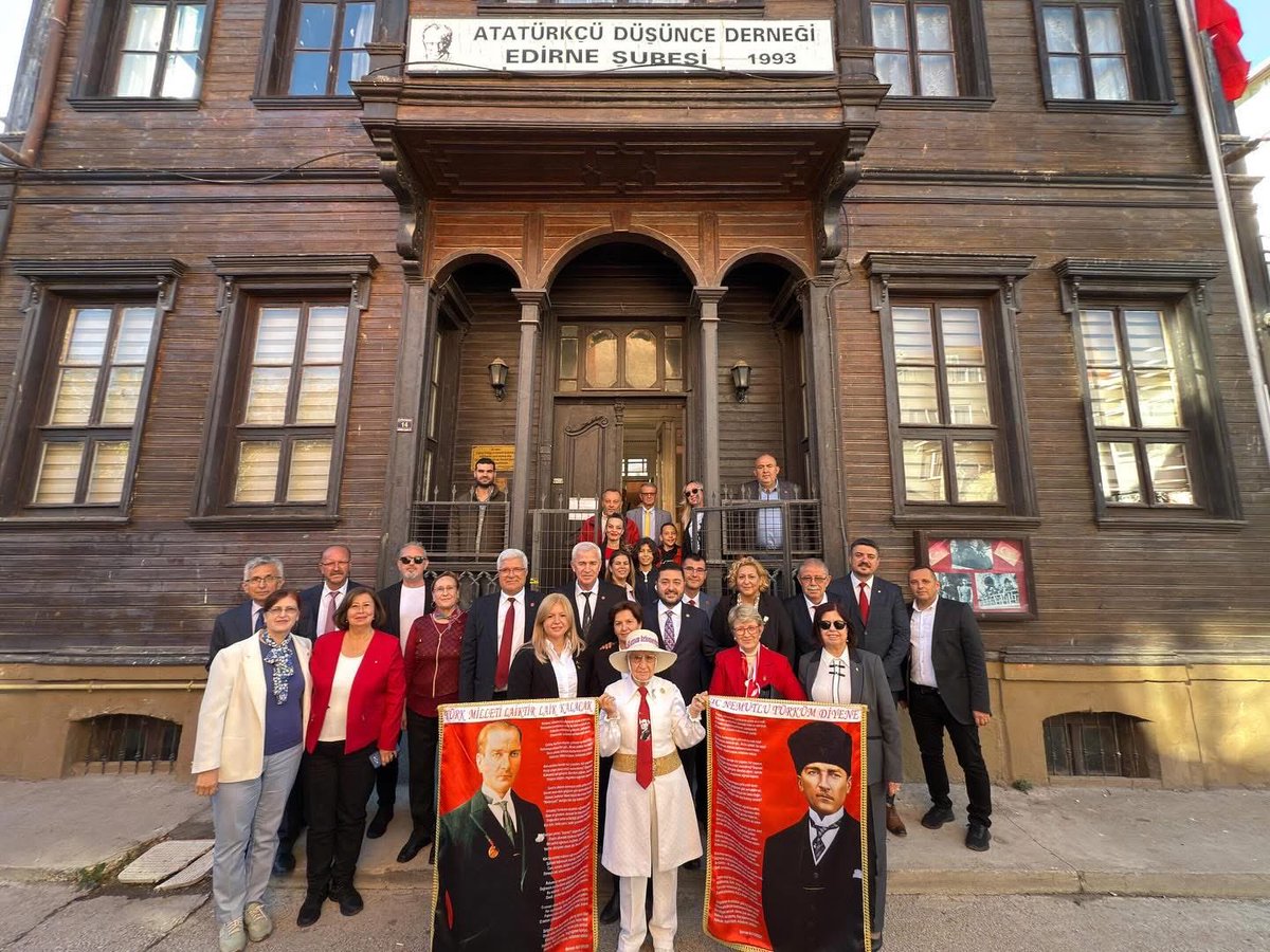 CHPEdirne's tweet image. Cumhuriyetimizin 102. yılını, Atatürkçü Düşünce Derneği’mizin düzenlediği Cumhuriyet Kokteyli’nde büyük bir coşkuyla kutladık.
Atatürk ilke ve devrimleriyle aydınlanan yolda, Cumhuriyetimizi sonsuza dek yaşatacağız! 🇹🇷
#CumhuriyetBayramı #ADD #Atatürk #Cumhuriyet102Yaşında