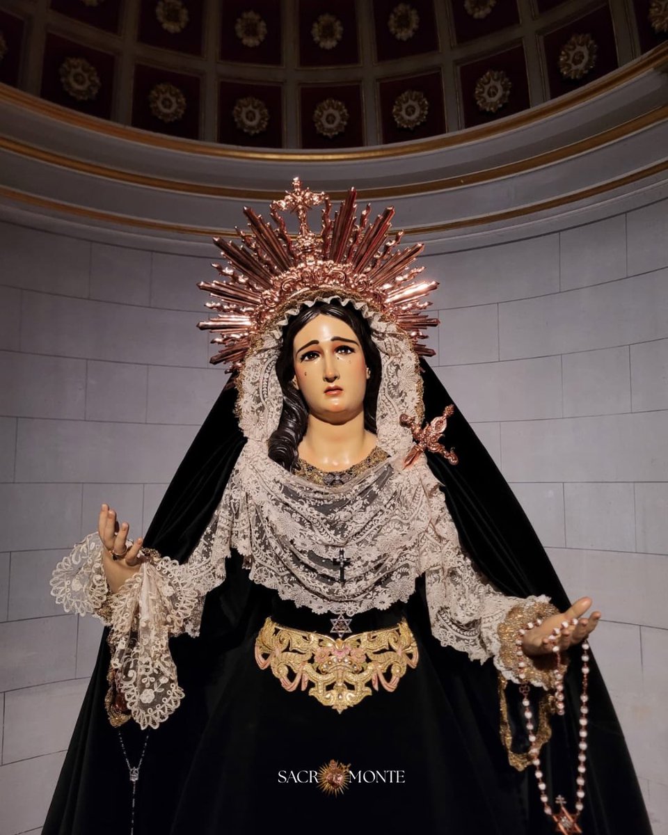 #Vestimenta  | María Santísima del Sacromonte ya luce ataviada de riguroso luto en memoria de todos los Fieles Difuntos, por su vestidor D. Javier Núñez Iglesias.
#consueloysacromonte#abadiadelsacromonte #miercolesdegitanos  #miercolessanto  #cofradiadelconsuelo